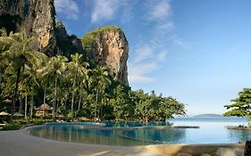 โรงแรม รายาวดี (SHA Plus+)